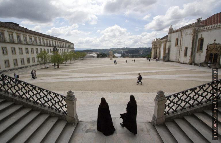 Deux étudiantes sortent par la Via Latina. Photo © André M. Winter