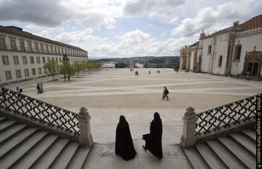 Deux étudiantes sortent par la Via Latina. Photo © André M. Winter