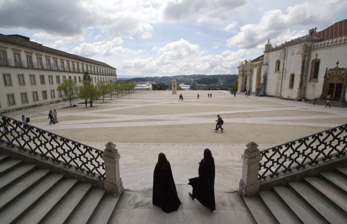 Deux étudiantes sortent par la Via Latina. Photo © André M. Winter