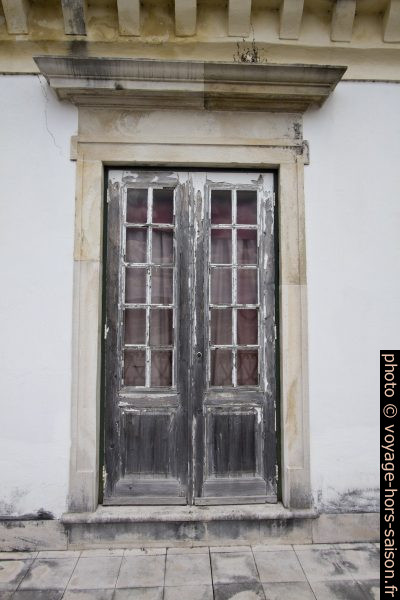 Fenêtre extérieure de la Sala dos Capelos en mauvais état. Photo © Alex Medwedeff