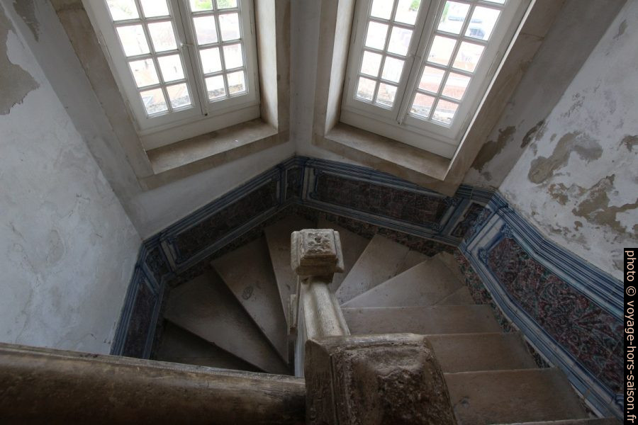 Cage d'escalier avec azulejos dans l'ancienne Université de Coimbra. Photo © André M. Winter
