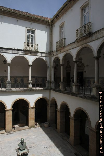 Cour avec arcades sur deux étages de l'ancienne Université de Coimbra. Photo © Alex Medwedeff