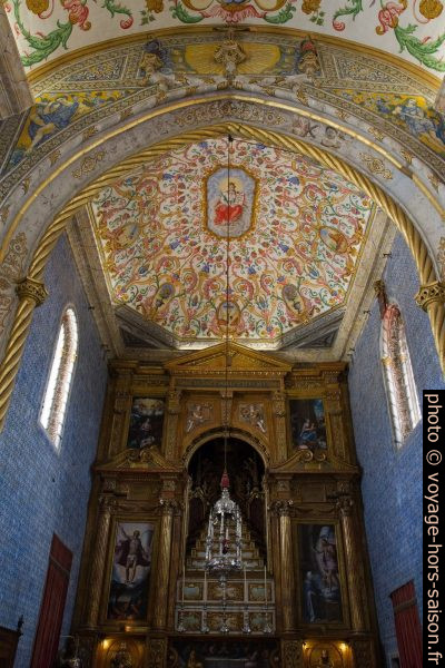 Plafond peint et autel de la Capela de São Miguel. Photo © Alex Medwedeff