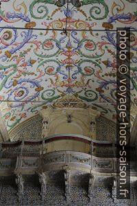 Galerie et plafond peint de la Capela de São Miguel. Photo © Alex Medwedeff