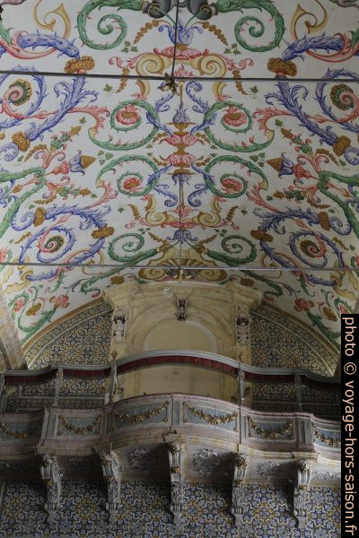 Galerie et plafond peint de la Capela de São Miguel. Photo © Alex Medwedeff