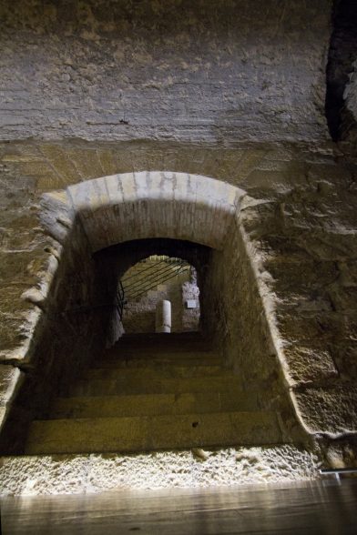 Escalier dans le cryptoportique de Coimbra. Photo © André M. Winter