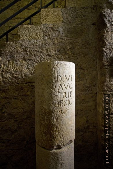 Colonne romaine gravée d'un texte latin. Photo © André M. Winter