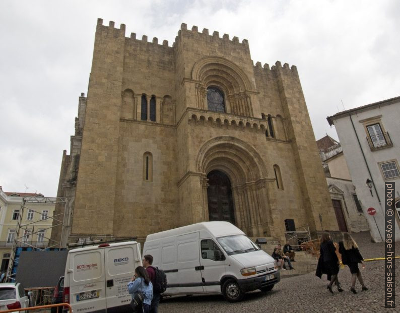 Façade principale de la Sé Velha de Coimbra. Photo © André M. Winter