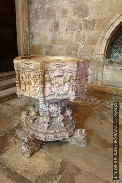 Fonts baptismaux de la Cathédrale Velha de Coimbra. Photo © André M. Winter