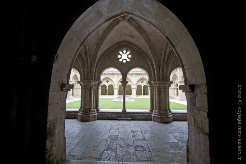 Arcades du cloître de la Cathédrale Velha de Coimbra. Photo © André M. Winter