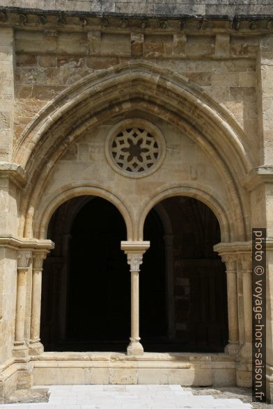 Arcade du cloître de la Cathédrale Velha de Coimbra. Photo © Alex Medwedeff