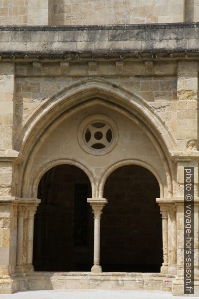 Arcade du cloître de la Cathédrale Velha de Coimbra. Photo © Alex Medwedeff