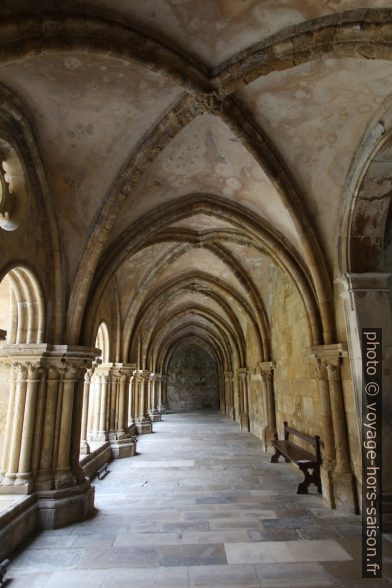 Couloir du cloître de la Cathédrale Velha de Coimbra. Photo © André M. Winter