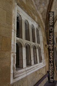 Remplage roman dans le cloître de la Cathédrale Velha de Coimbra. Photo © André M. Winter