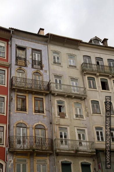 Maisons couvertes de carrelages sur la Praça do Comércio. Photo © Alex Medwedeff