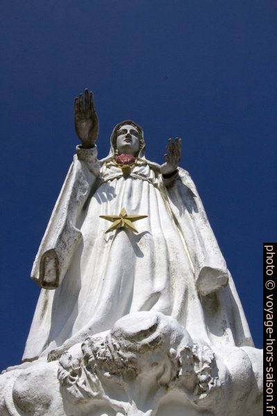 Senhora do Amor avec une main surdimensionnée. Photo © André M. Winter