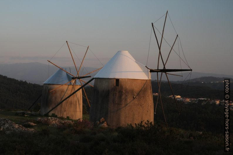 Deux Moinhos de Gavinhos au du coucher du soleil. Photo © Alex Medwedeff