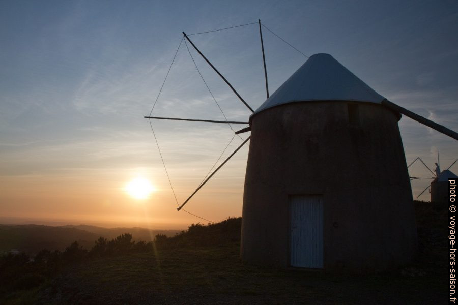 Coucher du soleil dans la plaine vu des Moinhos de Gavinhos. Photo © Alex Medwedeff