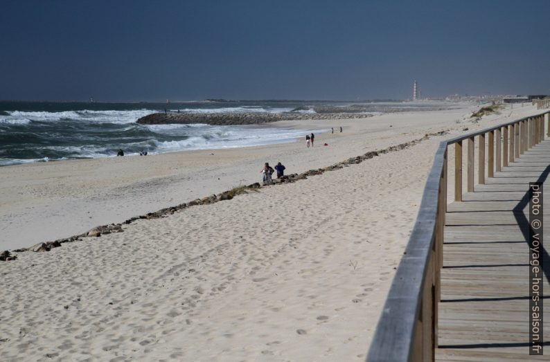 Chemin de madriers longeant la Praia da Costa Nova. Photo © Alex Medwedeff