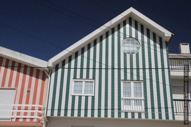 Maisons rayées de carrelages. Photo © Alex Medwedeff