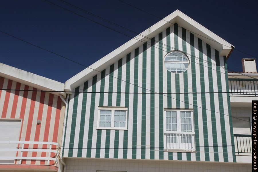Maisons rayées de carrelages. Photo © Alex Medwedeff