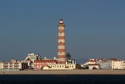 Phare d'Aveiro vu du môle sud. Photo © André M. Winter