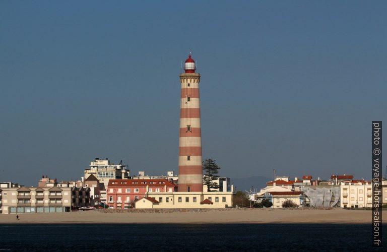 Phare d'Aveiro vu du môle sud. Photo © André M. Winter