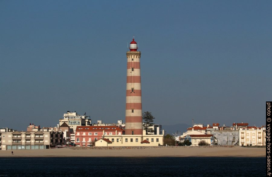 Phare d'Aveiro vu du môle sud. Photo © André M. Winter