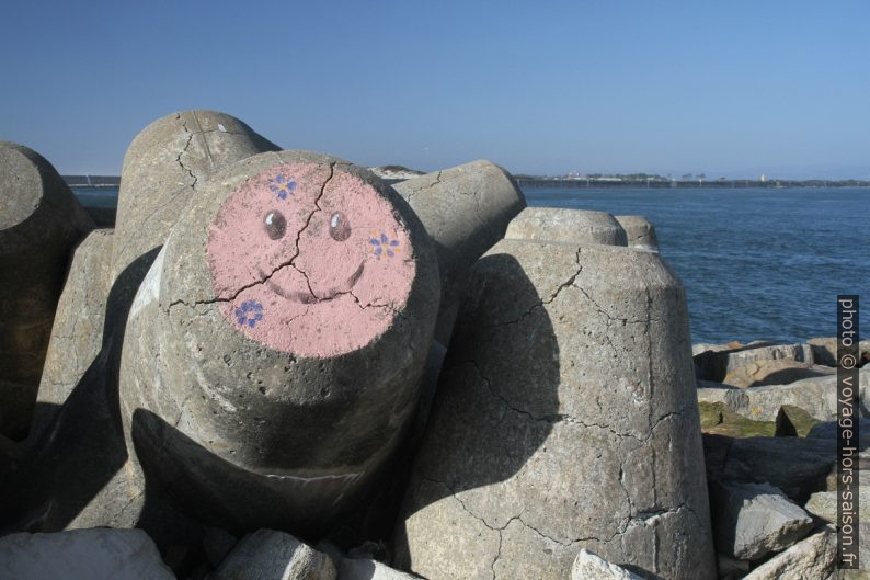 Smiley peint sur un bloc de béton stabilisant le môle sud. Photo © André M. Winter