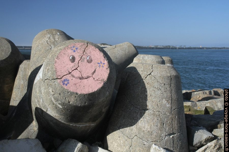 Smiley peint sur un bloc de béton stabilisant le môle sud. Photo © André M. Winter
