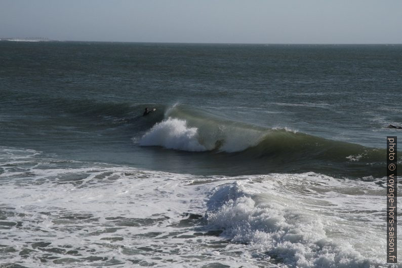 Vague qui déferle à Praia da Barra. Photo © Alex Medwedeff