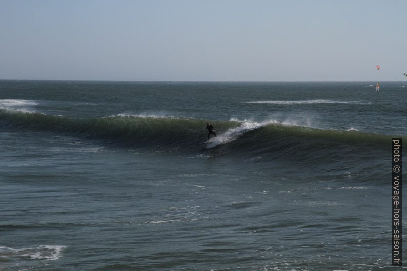 Un surfeur au large de la Plage de Barra. Photo © Alex Medwedeff