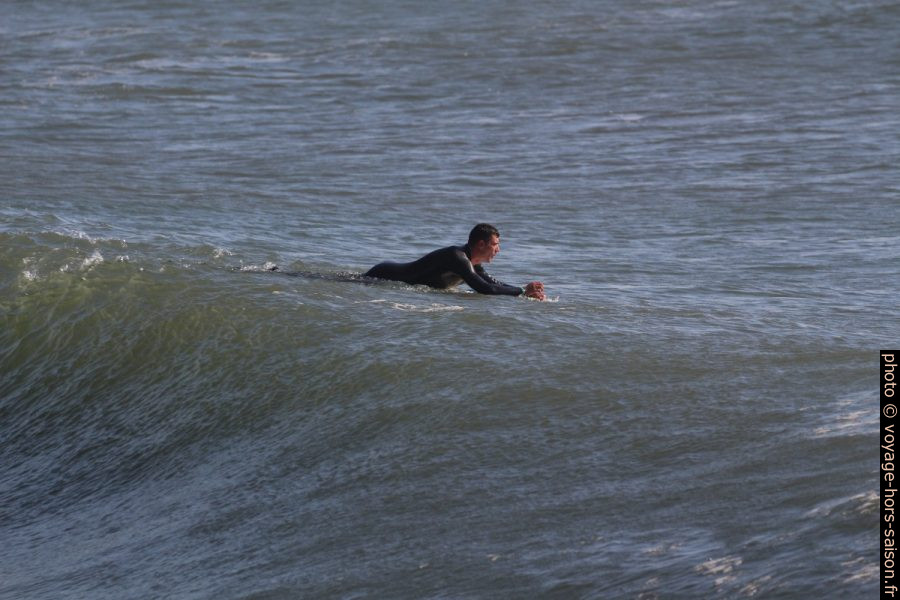 Un surfeur sort vers le large. Photo © André M. Winter