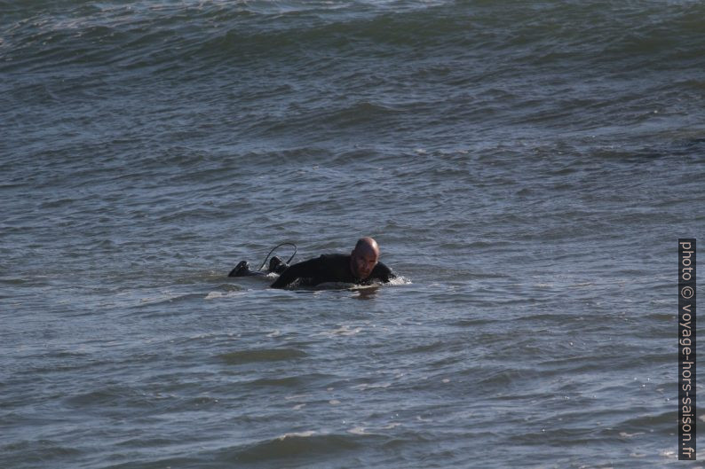 Un surfeur ramant vers le large. Photo © André M. Winter