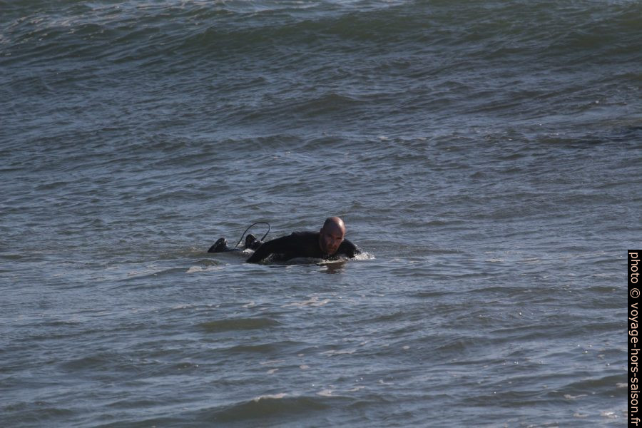 Un surfeur ramant vers le large. Photo © André M. Winter