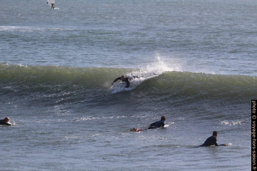 Un surfeur se lance sur une vague déferlante dans la lumière du soir. Photo © André M. Winter