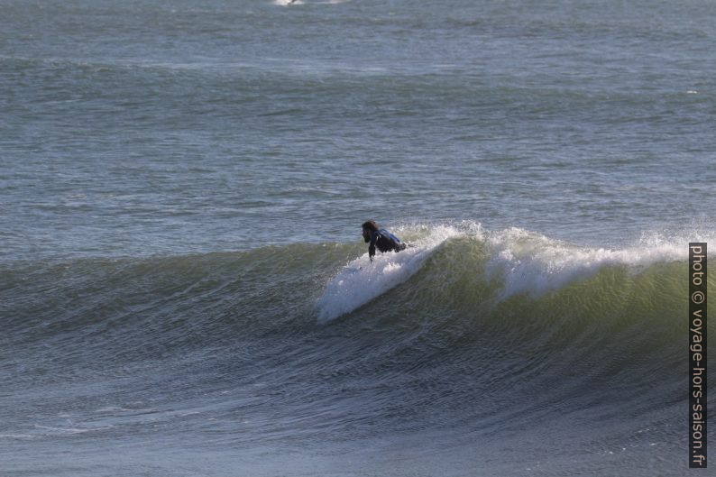 Un surfeur se lance sur une vague déferlante. Photo © André M. Winter