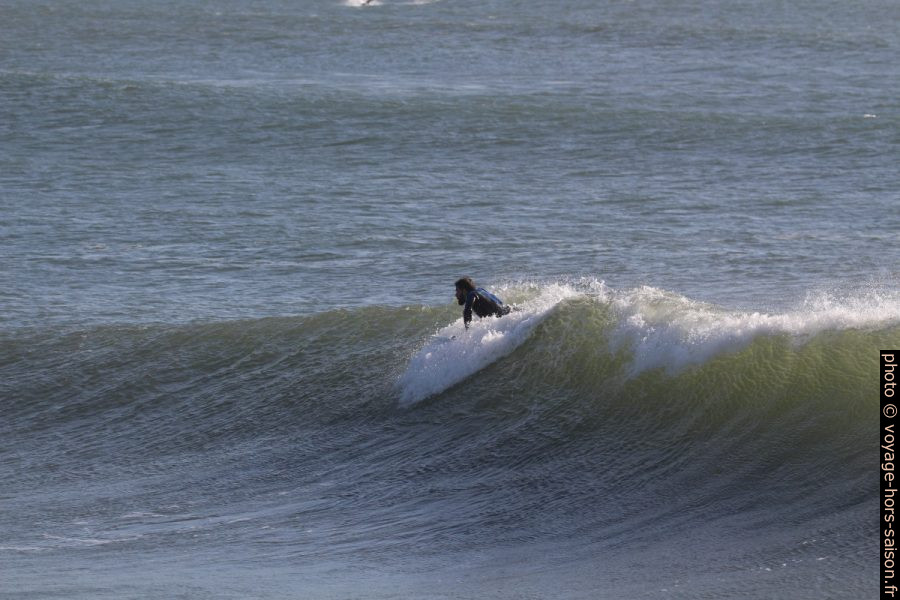 Un surfeur se lance sur une vague déferlante. Photo © André M. Winter