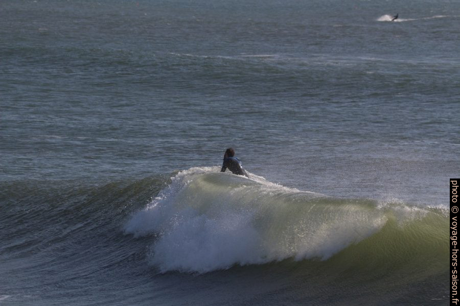 Un surfeur n'a pas réussi à passer du bon côté de la vague. Photo © André M. Winter