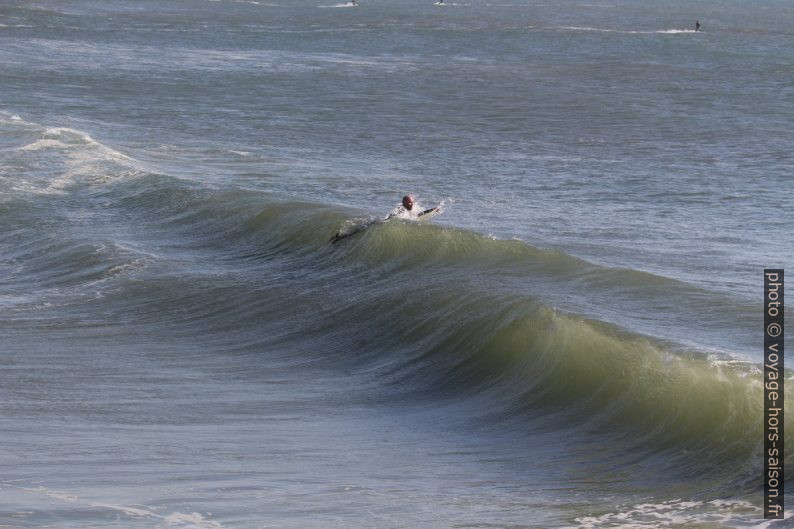 Un surfeur passe sous une vague. Photo © André M. Winter