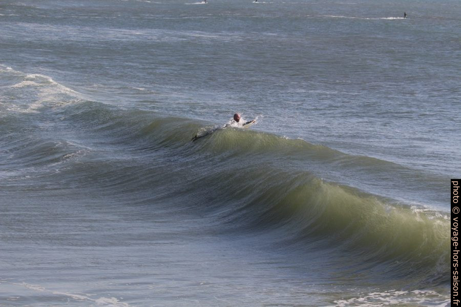 Un surfeur passe sous une vague. Photo © André M. Winter