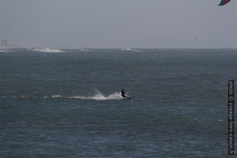 Un kite-surfeur. Photo © André M. Winter