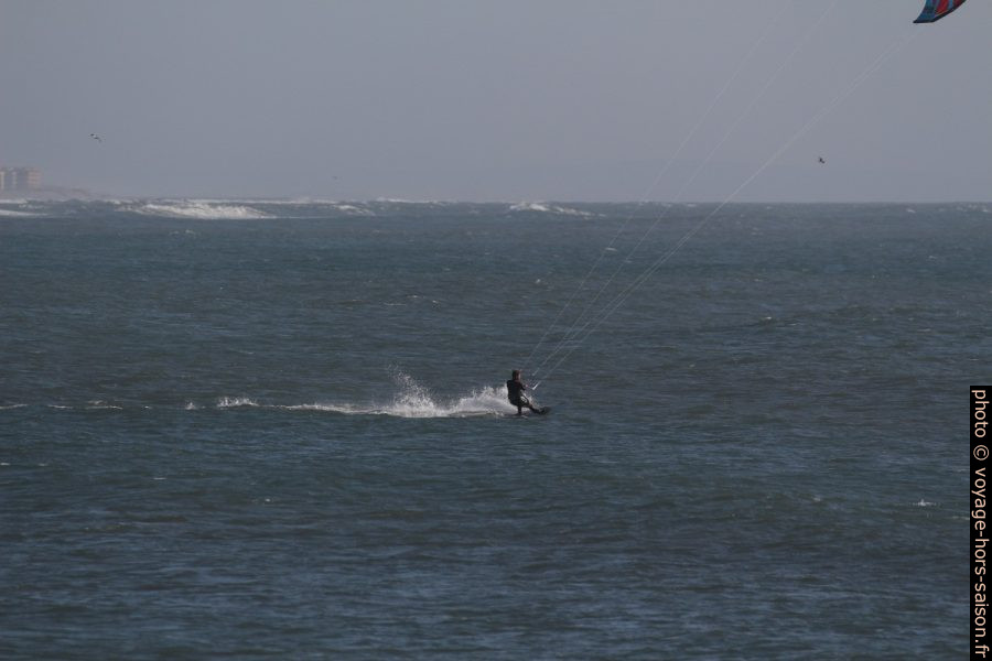 Un kite-surfeur. Photo © André M. Winter