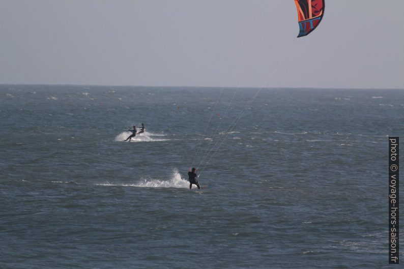 Plusieurs kite-surfeurs. Photo © André M. Winter