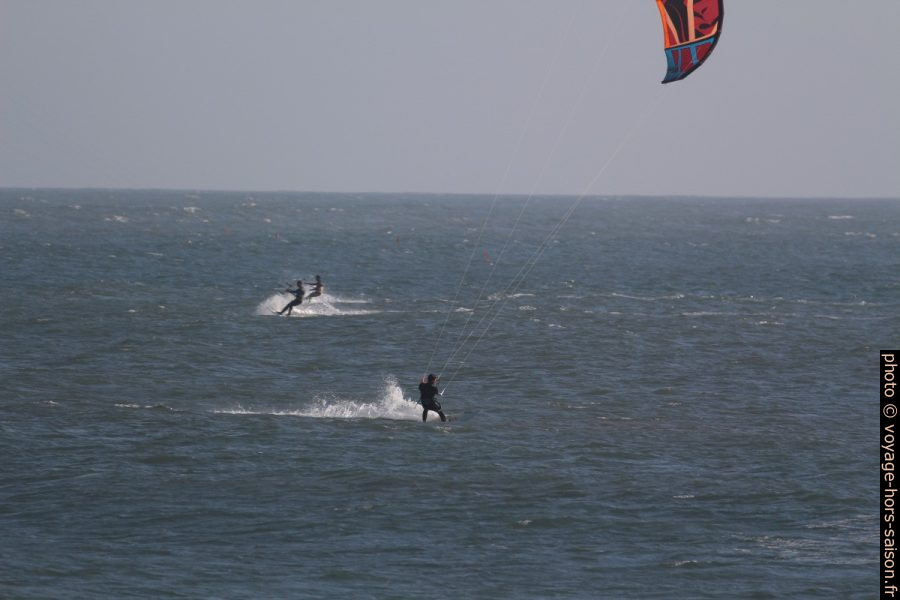 Plusieurs kite-surfeurs. Photo © André M. Winter
