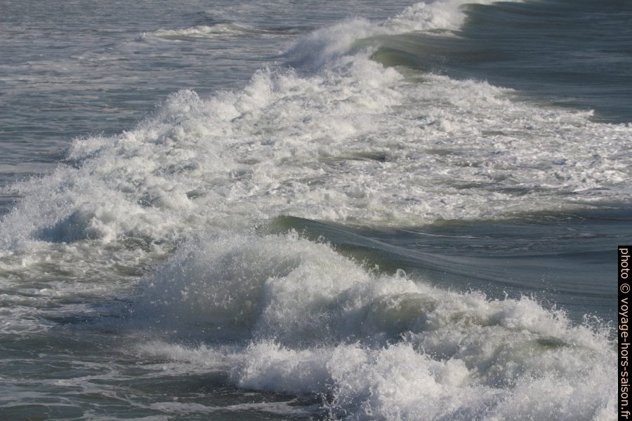 Vague déferlante brisée. Photo © André M. Winter