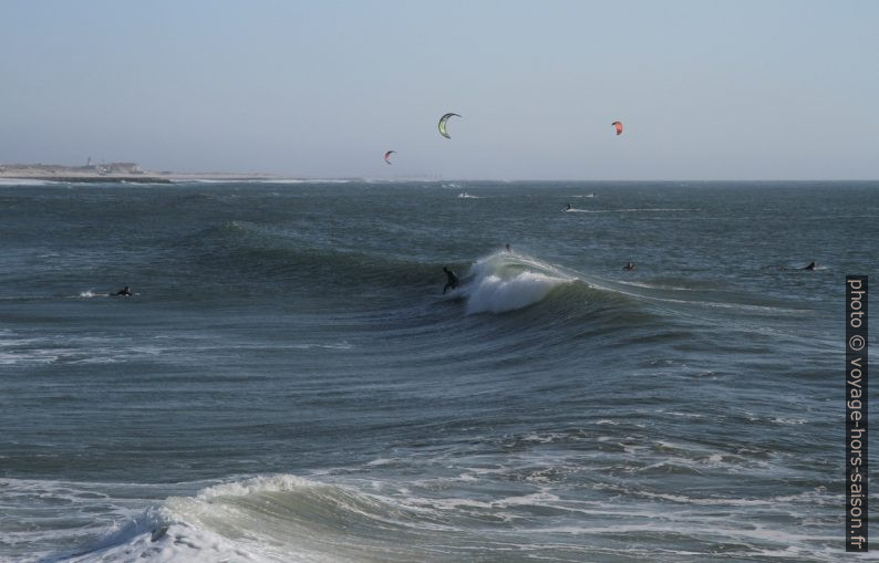 Surfeurs et kite-surfeurs à la Praia da Barra. Photo © André M. Winter