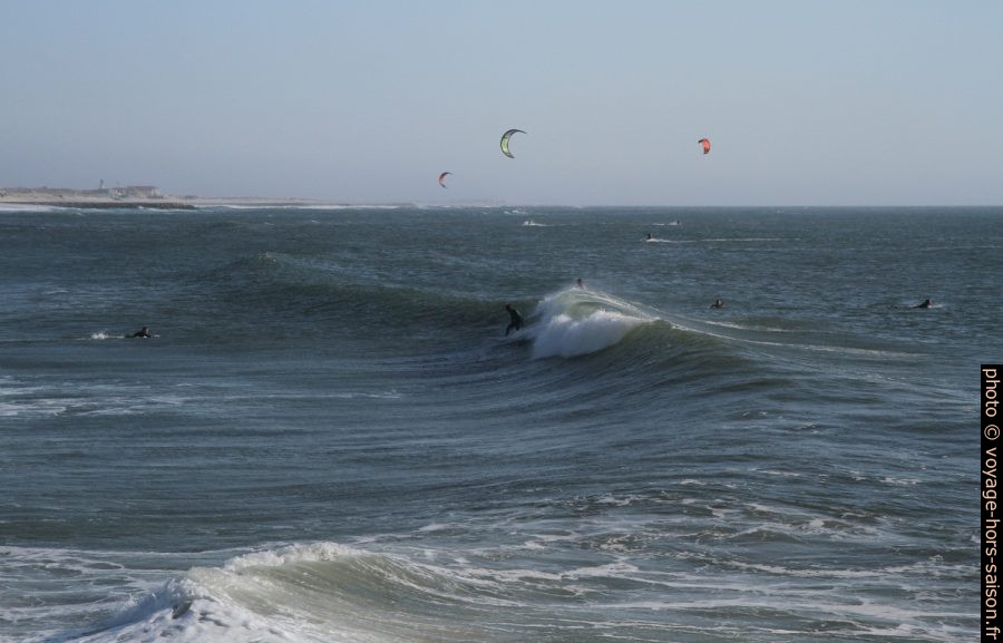 Surfeurs et kite-surfeurs à la Praia da Barra. Photo © André M. Winter