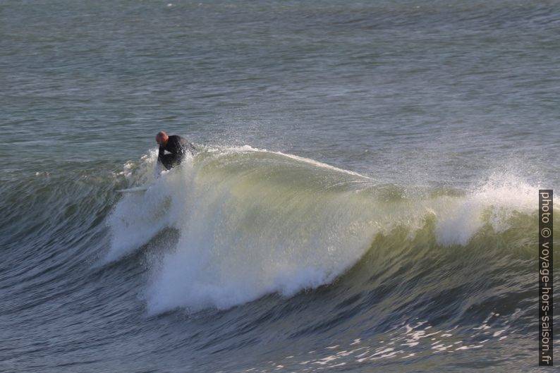 Un surfeur s'élance sur une vague. Photo © André M. Winter