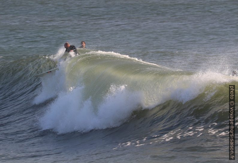 Un surfeur s'élance sur une vague qui déferle. Photo © André M. Winter